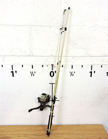 Police Auctions Canada - Lot of (4) Fishing Rods and (1) Reel